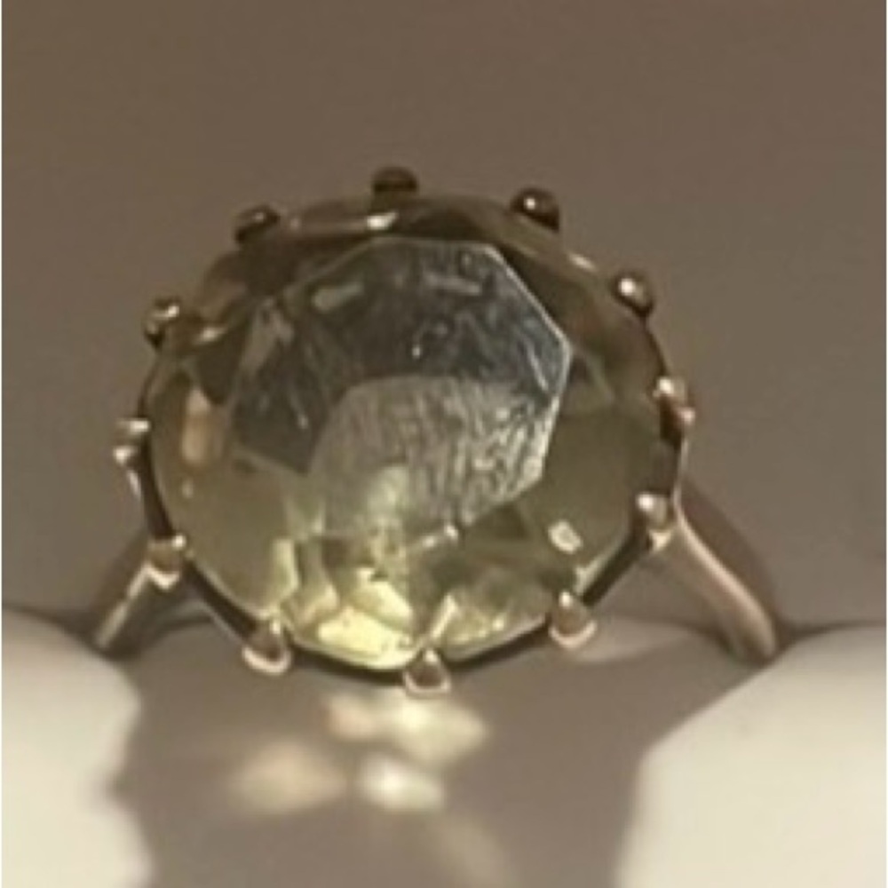 10 K Gold Ring with Green Spinal Gemstone